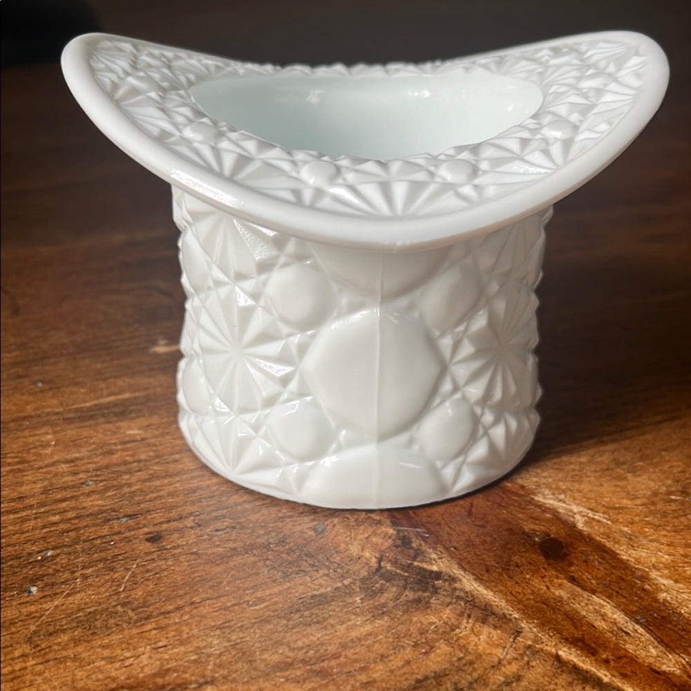 Vintage 1960's Fenton Daisy & Button Milk Glass Top Hat Planter Vase